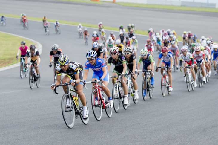 例年プロ選手をはじめとしたゲストライダーが参加し先頭集団を牽引する