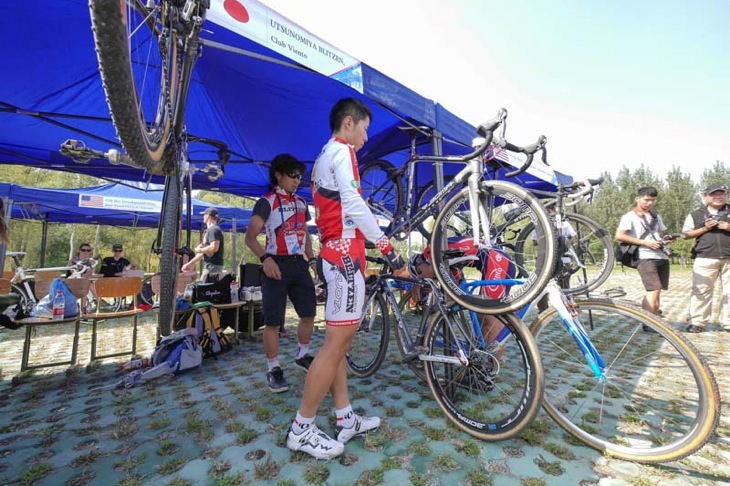 バイクセッティングをおこなう小坂光。菅田監督がサポートする