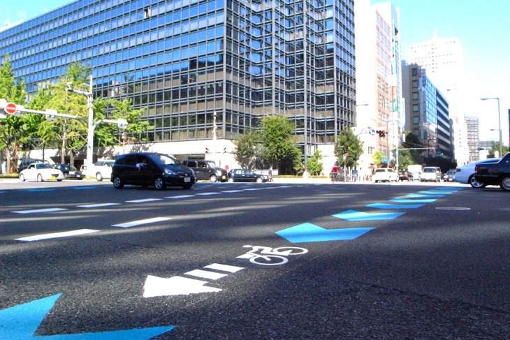 大阪市の本町通、御堂筋〜堺筋間の約500mに設けられた市内初の自転車レーン