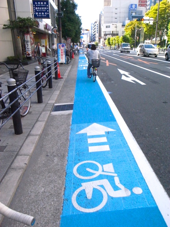 大阪・本町通りに設置された自転車レーン