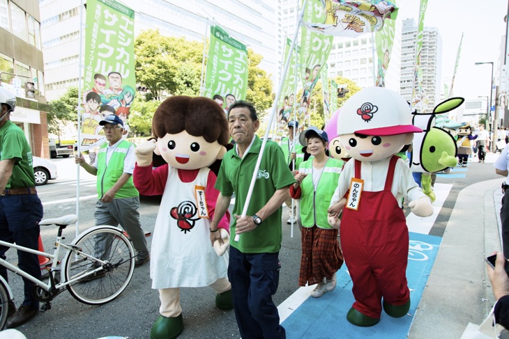 ゆるキャラも自転車レーンをPRするパレードに参加