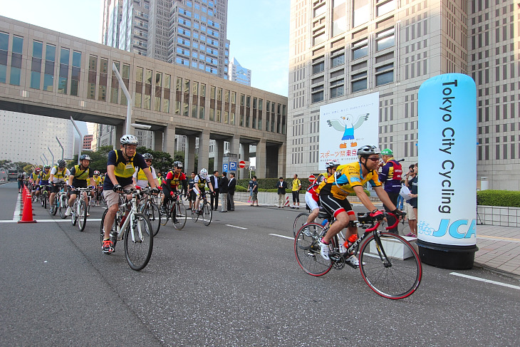 都庁前をスタートしていく「東京シティサイクリング」