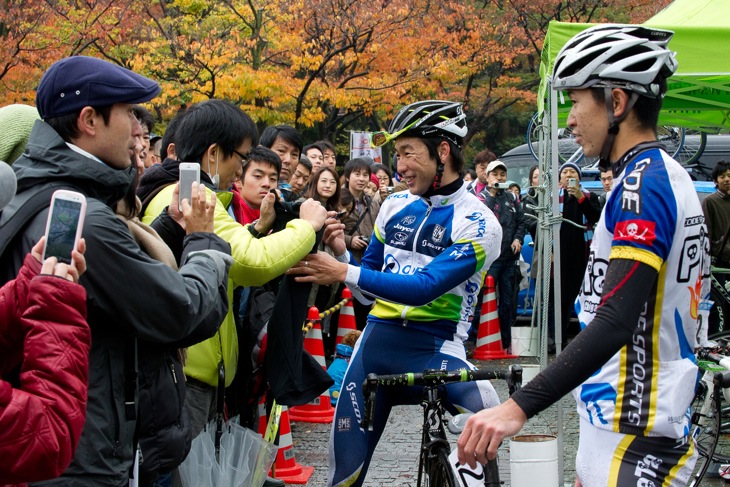 茅ヶ崎が生んだ別府史之選手（オリカ・グリーンエッジ）にサインをもらうファンたち