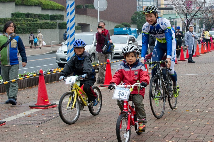 別府史之選手が子どもたちと一緒に走る