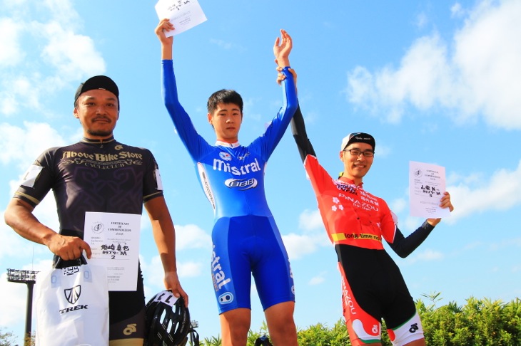 3A　優勝した織田 聖（mistral）、2位須崎 真也（ABOVE BIKE）、3位山瀧純一（山瀧軍団）