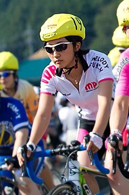 秩父宮杯ロードレースを走る若松陽子さん