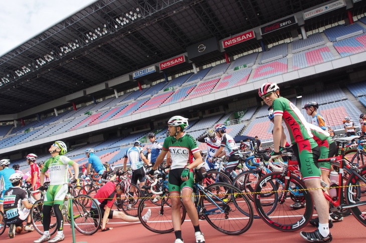 日産スタジアム内に設けられたスタート地点。迫力満点だ