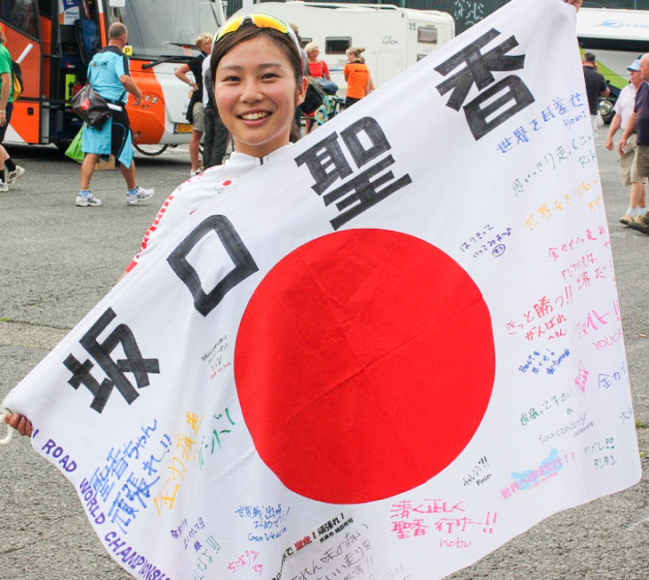 レース後　日本のファンの方から贈られた応援の旗と一緒に