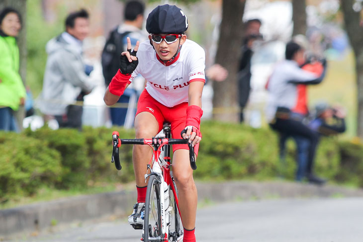 B-7中学生男子　優勝の大町健斗（二葉中・サイクルプラス）、2分前スタートのB-9高校生男子全員を抜いてゴール