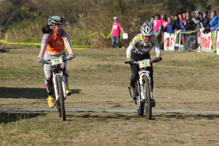 接戦となった女子XCエリートの最後はスプリント勝負