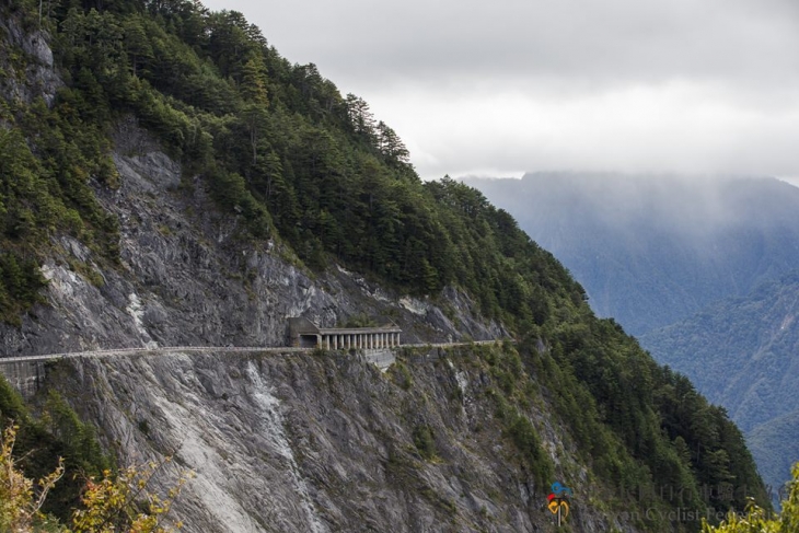 急峻な断崖に打ちはなたれた山岳路を行く