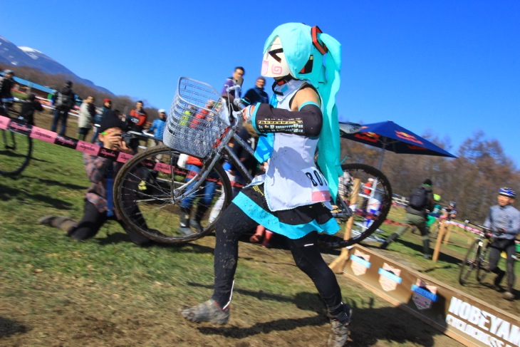 ママチャリに乗った初音ミク、すでにお馴染みキクミミさんが飛ぶ！