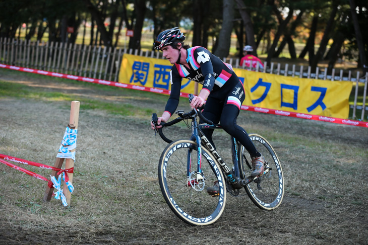 ビワコマイアミランド　数十秒差で竹之内を追うザック・マクドナルド（Rapha FOCUS）