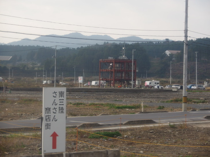 私たちも無事に南三陸町まで到達することができた。バスの車窓より