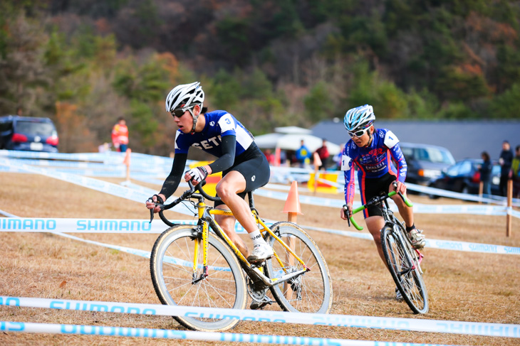 ジュニア　抜きつ抜かれつの闘いを繰り広げる中井唯晶（瀬田工業高校）と竹内遼（TEAM Pro Ride）