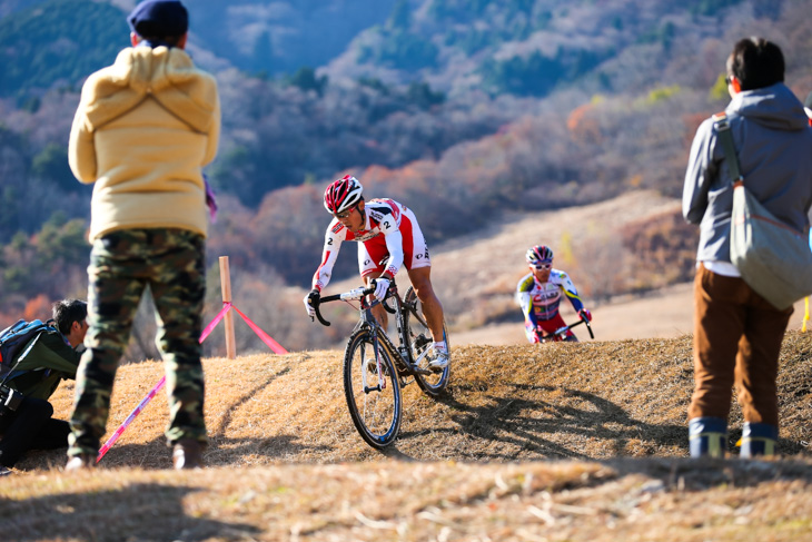 エリート男子　小坂光（宇都宮ブリッツェンシクロクロス）が先頭でペースを緩めない