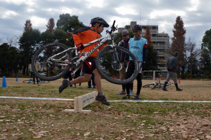 自転車を担ぎ、素早くシケインを飛び越える練習