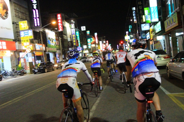 夜もとっぷり更けてネオン眩しい高雄市街に到着。220kmのゴールはもうすぐ