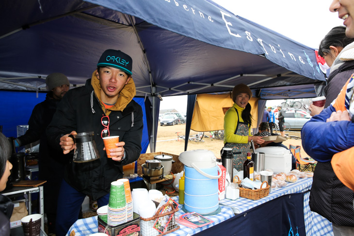 タベルナエスキーナのブースでコーヒーを入れる竹之内悠（コルバ・スペラーノハム）