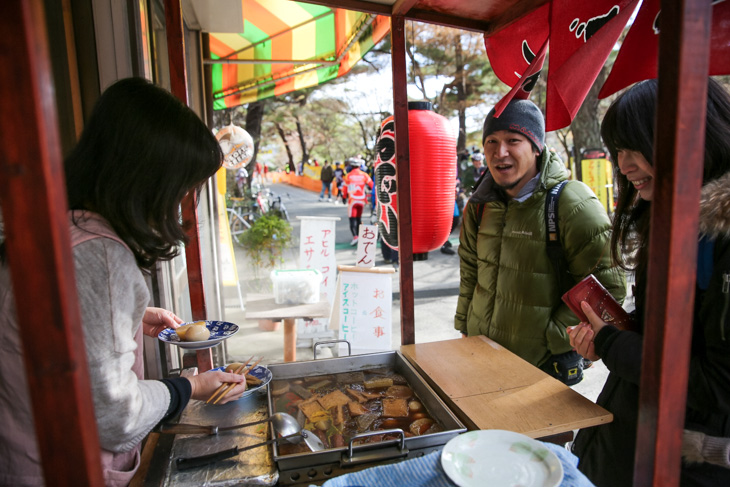 温かいおでんは1個100円