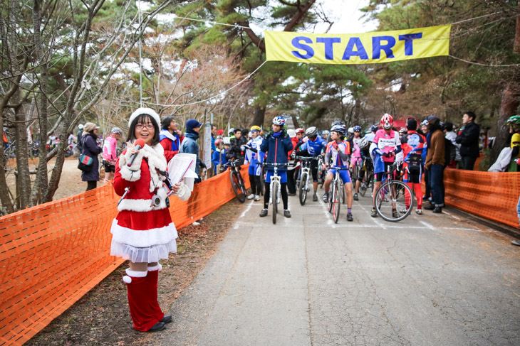 会場MCを務めるガラパさんもクリスマス仕様