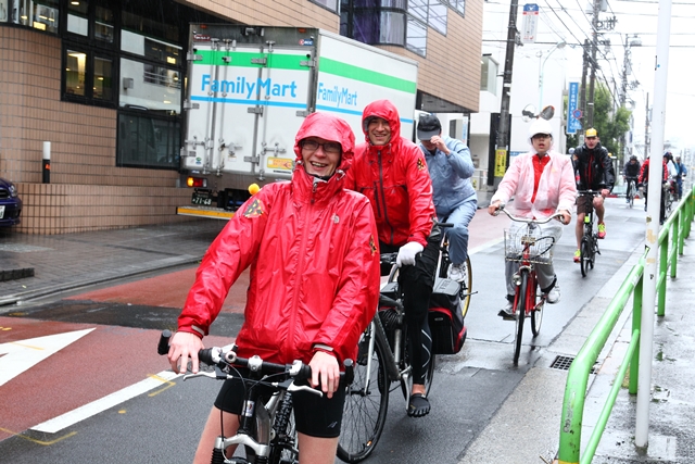 2013年の第1回はあいにくの雨のなかの開催となった