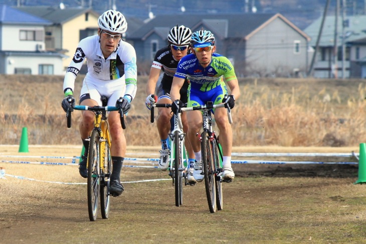 レース中盤までは山川、辻、澤木（前から順）の3人がレースを進めた