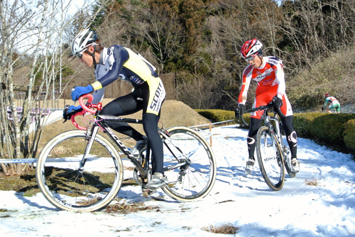 前田公平（前、TEAM SCOTT）と小坂光（後、宇都宮ブリッツエンシクロクロス）の先頭争い