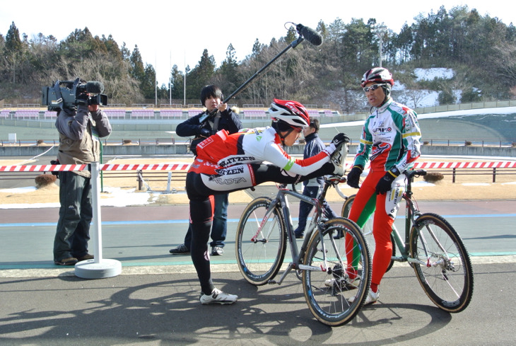 レース前にリラックスする小坂親子。NHK栃木放送の取材が入った