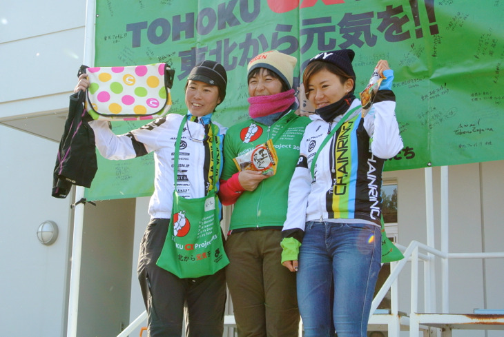 東北シクロクロス2013女子のシリーズチャンピオンは林口 幸恵（中央、B.C.KOZO）