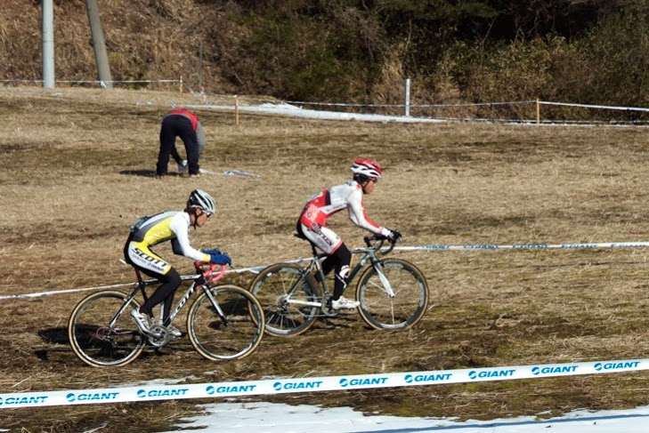 トップ争いを繰り広げる小坂光（前、宇都宮ブリッツエンシクロクロス）と前田公平（後、TEAM SCOTT）