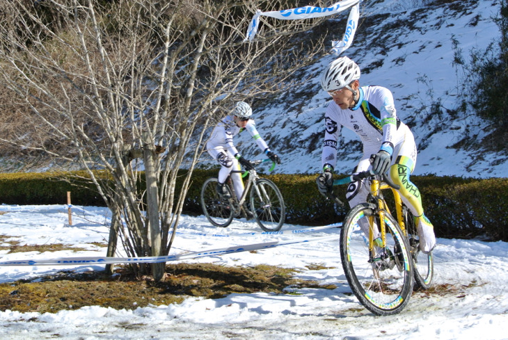 チーム内争いを繰り広げる Team CHAINRING の山川惇太郎と佐藤利英