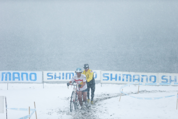 Category2 + Junior　2位争いを繰り広げる平尾浩一（662-496部）と小笠原崇裕（The BIKE JOURNAL）