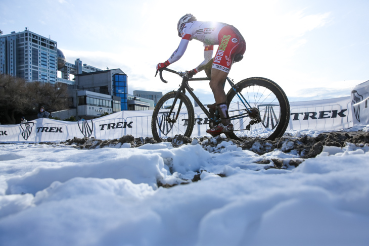 エリート男子　雪と砂のコースを走る竹之内悠（日本、ベランクラシック・ドルチーニ）