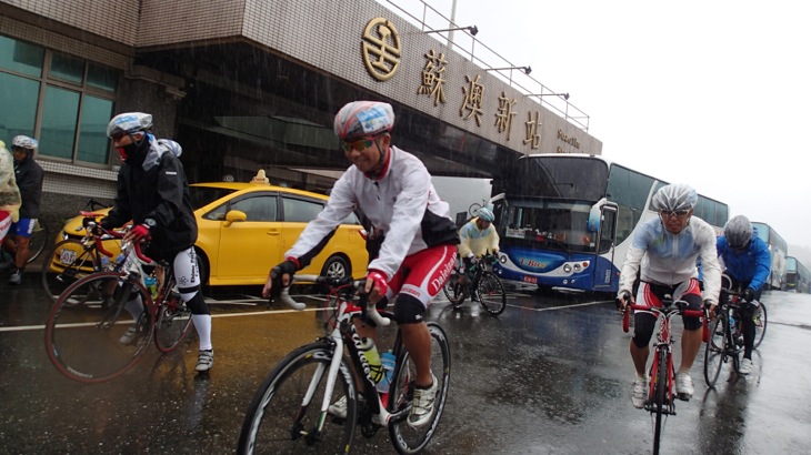 雨の中走りだす。熱帯とはいえ、寒い