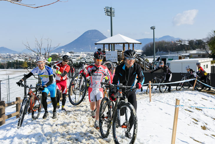 雪中レースが始まる