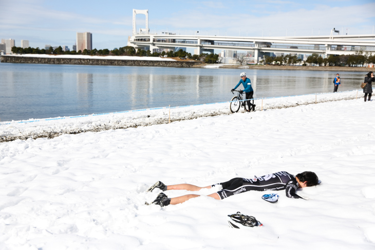 あまりの過酷なレースに倒れ込むRENさん