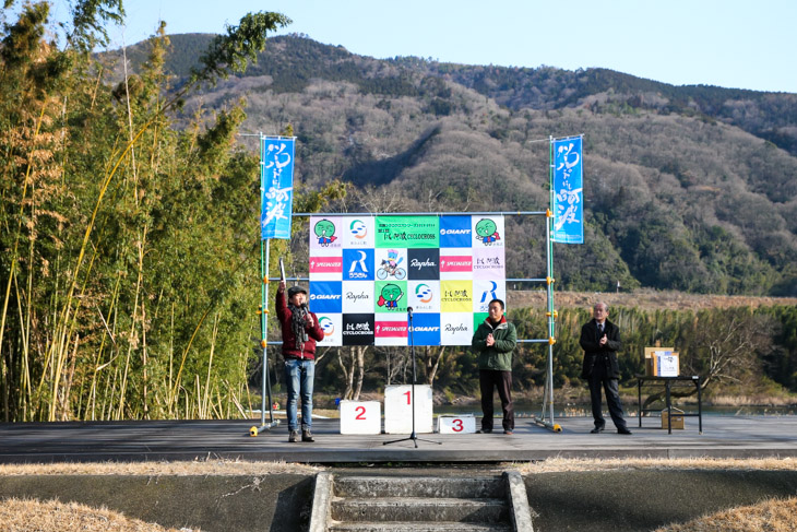 吉野川をバックに開会式が行なわれた