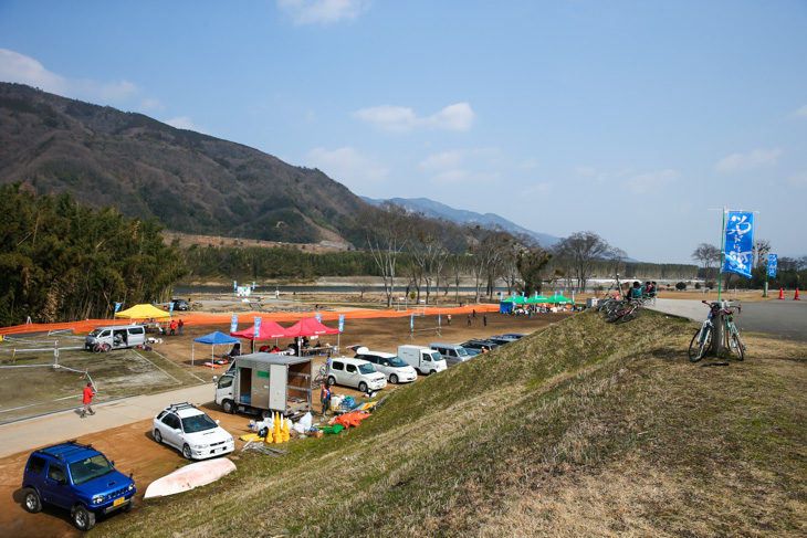 吉野川の河川敷に広がる運動公園「ぶぶるパークみかも」