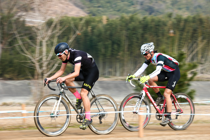 C1　パックを形成して走る窪田博英と熊本大五郎（八ヶ岳 CYCLOCROSS CLUB）