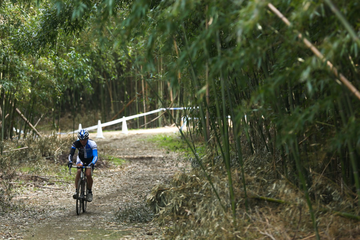 C1　先頭で松林セクションを抜ける門田基志（TEAM GIANT）