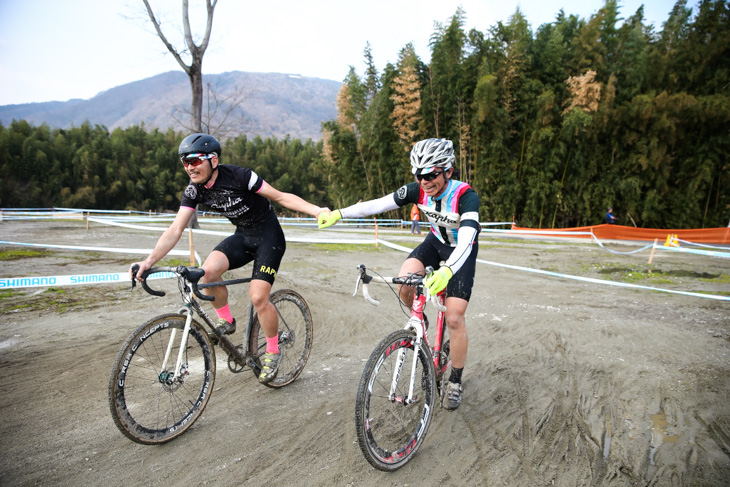 C1　窪田博英に感謝する熊本大五郎（八ヶ岳 CYCLOCROSS CLUB）