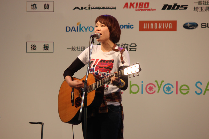 イベントテーマソングを歌う丸本莉子さんによるライブ