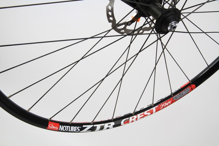 Stans社 NO TUBE ZTR CREST 29erリムで組んだホイールに取り付けた