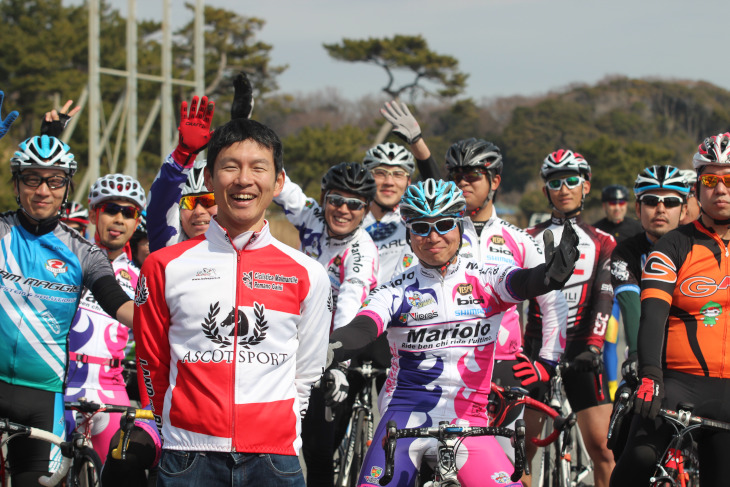 大磯クリテリウムを主催する山根理史さんと参加者の皆さん