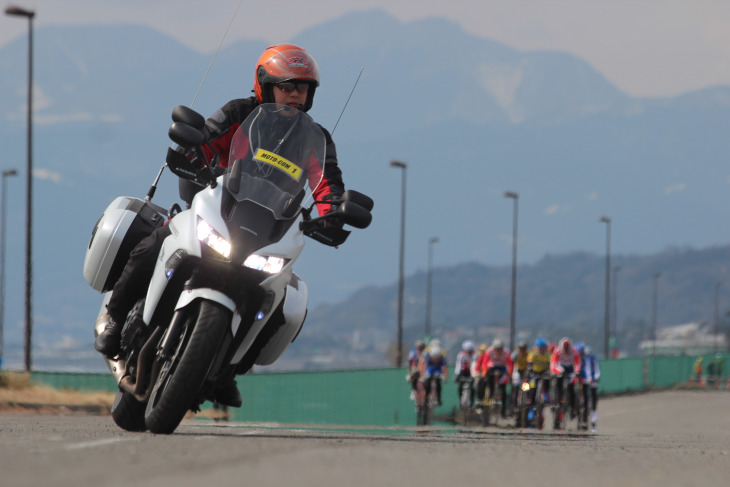 プロのレースさながらに先導バイクが走る