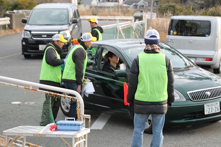 駐車場の案内もレースを安全に行う上では大切な役割の一つ