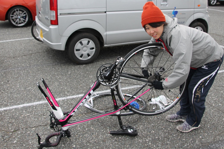 会場に到着したらまずは自転車の組み立て