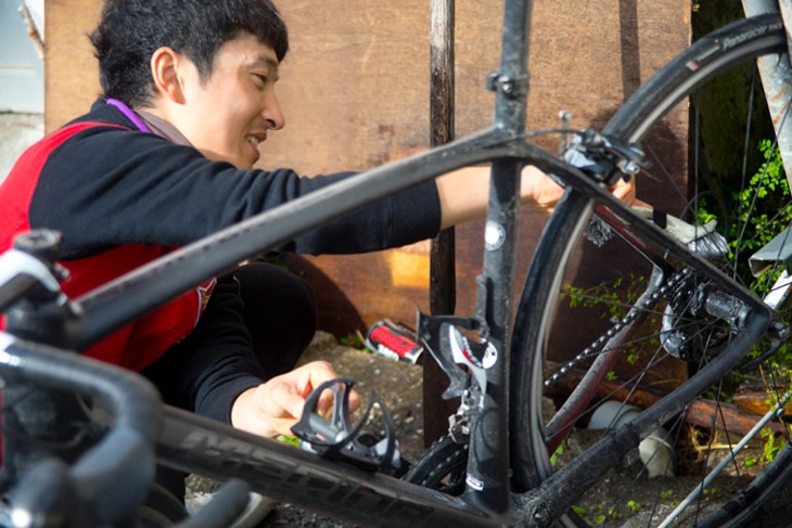 楽しそうにバイクのメンテナンスをする増田成幸