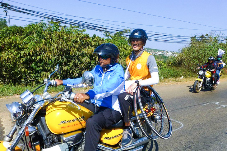 オートバイからサポートをする中村仁メカニック(Hi-Bike）。サポートの一般的な形式